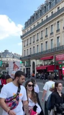 Paris Ulusal Müzik Akademisi 'nde Garnier Operası, Paris Operası, Paris' te 15.04.23 Paris 'te yaşayan insanların hayatı. Yüksek kalite 4k görüntü