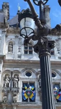 Hotel de Ville 'in belediye binasında Seine nehrinin sağ kıyısındaki eski ortaçağ Place de Greves' de Paris belediyesi yetkilileri bulunmaktadır. Paris Fransa..