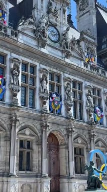 Hotel de Ville 'in belediye binasında Seine nehrinin sağ kıyısındaki eski ortaçağ Place de Greves' de Paris belediyesi yetkilileri bulunmaktadır. Paris Fransa..