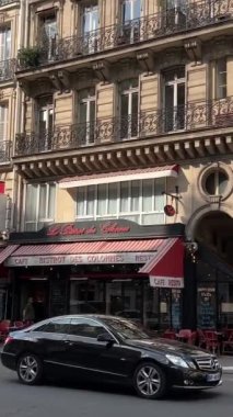 Paris sokaklarının yüksek evleri Parislilerin hayatı güzel mimari. Yüksek kalite 4k görüntü Paris, Fransa 15.04.23. İnsanlar işe gidiyor.