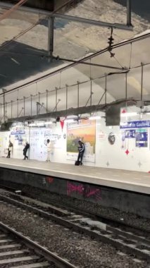 Paris istasyonundaki RER treni ve maskeli adamlar Paris 'teki petrol rejimini henüz iptal etmediler. Yüksek kalite 4k görüntü