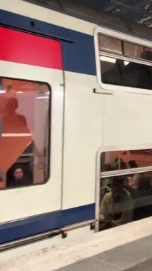 Paris istasyonundaki RER treni ve maskeli adamlar henüz 16.04.23 Paris Fransa petrol rejimini iptal etmediler. Yüksek kalite 4k görüntü