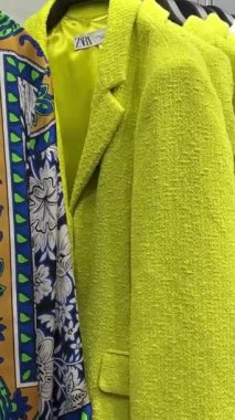 Giysi mağazası Zara 'daki insanlar 14.04.23 Paris Fransa. Yüksek kalite 4k görüntü