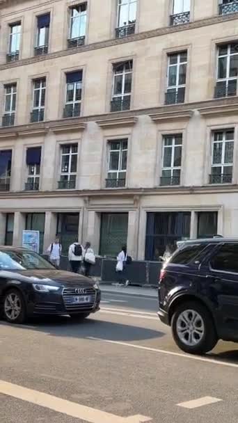Napfényes Utcák Párizs Kávézók Autók Emberek Nyugalom Kikapcsolódás Légkörében Párizs — Stock videók
