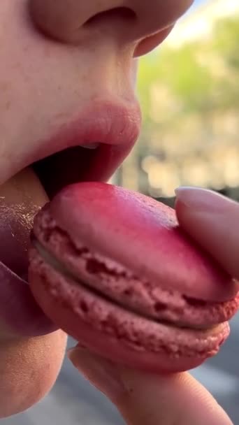 Tienermeisje Bruinharige Vrouw Met Een Moedervlek Boven Haar Lip Eet — Stockvideo