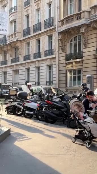 Słoneczne Ulice Paryża Kawiarnie Samochody Ludzie Atmosferze Spokoju Relaksu Paryż — Wideo stockowe