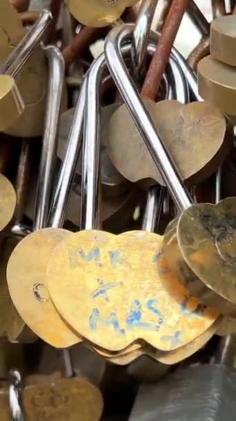 Paris França Vídeo Vertical Circa Amantes Cadeados Fechaduras Amor Que — Vídeo de Stock