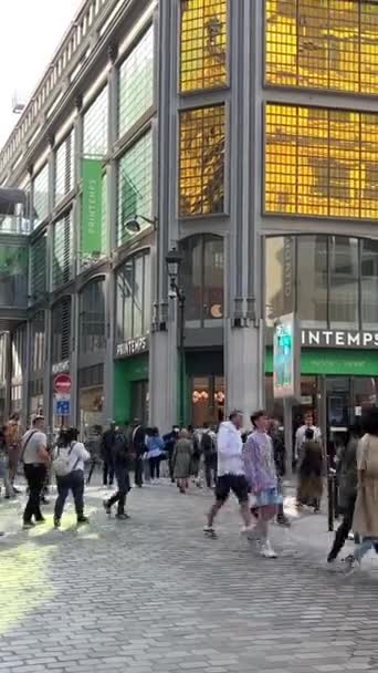 Tienda Printemps Calle Paris Mucha Gente Caminando Calle Paris France — Vídeos de Stock