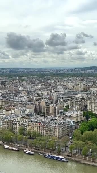 Utsikt Från Eiffeltornet Snövita Byggnaderna Paris Synliga Floden Seine Stadion — Stockvideo
