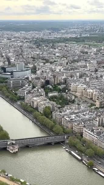 View Eiffel Tower Snow White Buildings Paris Visible River Seine — Stock Video