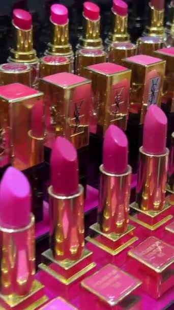 Sebuah Baris Bergerak Lipstik Merah Rekaman Berkualitas Tinggi Perancis Paris — Stok Video