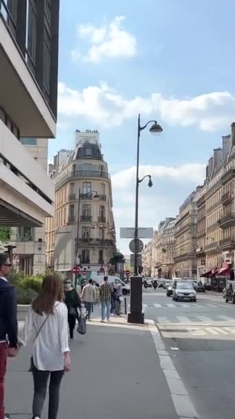 Парижские Улицы Высокие Дома Жизнь Парижан Красивая Архитектура Высококачественные Кадры — стоковое видео