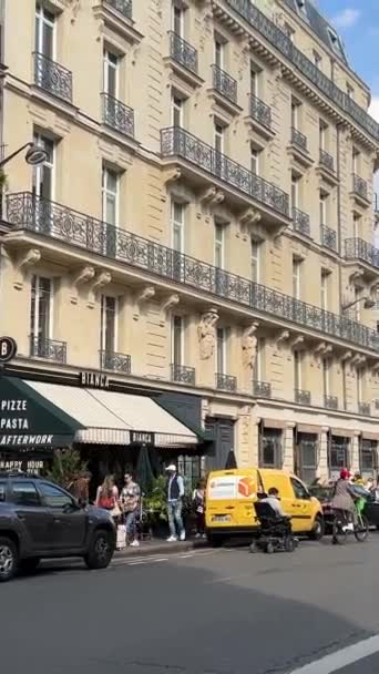 Calles Parisinas Casas Altas Vida Los Parisinos Hermosa Arquitectura Imágenes — Vídeos de Stock