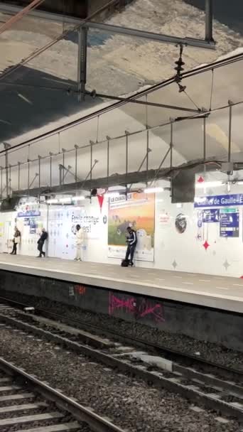 Rer Τρένο Στο Σταθμό Του Παρισιού Και Μασκοφόροι Άνδρες Δεν — Αρχείο Βίντεο