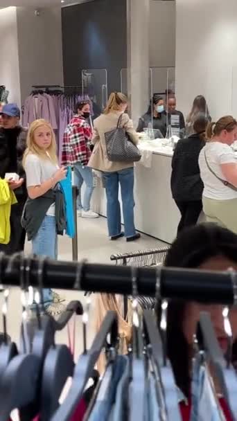 Giysi Mağazası Zara Daki Insanlar Paris Fransa Yüksek Kalite Görüntü — Stok video