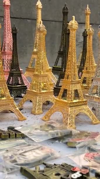 Suvenýry Eiffelovky Suvenýry Eiffelovy Věže Skutečnou Eiffelovou Věží Pozadí Paříž — Stock video