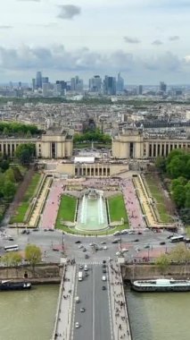 Paris 'in görünen nehir stadyumunun kar beyazı binalarında Eyfel Kulesi' nden ve çok daha fazla Paris Fransa 'dan dikey görüntü. Yüksek kalite