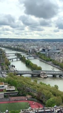 Paris 'in görünen nehir stadyumunun kar beyazı binalarında Eyfel Kulesi' nden ve Paris 'in daha dikey görüntülerinden. Yüksek kalite 4k görüntü