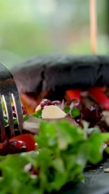 Çatal ve bıçak bir restoranda salata yer. Lezzetli bir öğle yemeği. Öğle yemeği dinlenmesi.
