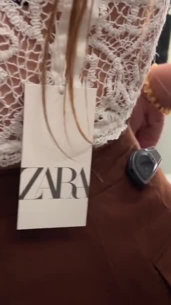 Biały Ażurowy Top Brązowe Spodnie Ubrane Przez Nastolatkę Sklepie Zara — Wideo stockowe