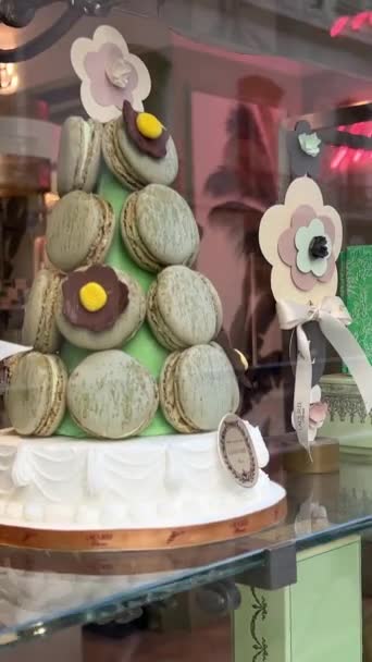 Okno Obchodu Těstovinami Pařížských Zelených Makarónech Laduree Vystaveno Formě Vánočního — Stock video