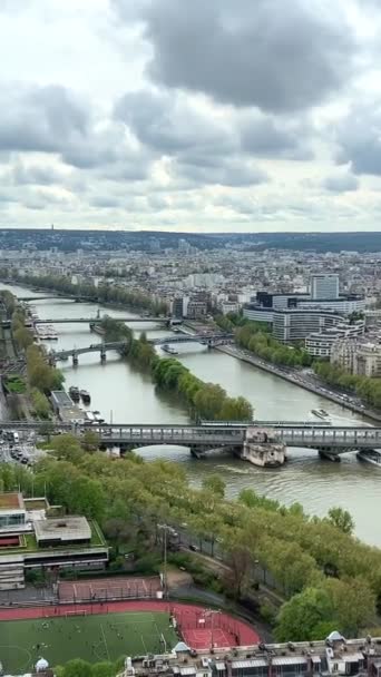 Vista Torre Eiffel Sobre Edifícios Brancos Neve Estádio Paris Visível — Vídeo de Stock
