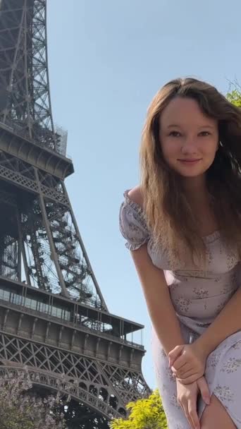 Jong Mooi Meisje Een Blauwe Jurk Zit Buurt Van Eiffeltoren — Stockvideo