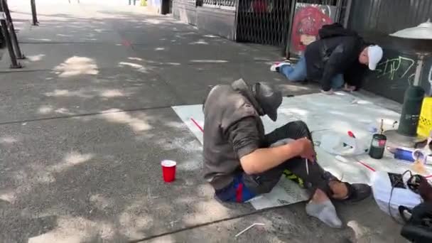 温哥华危险街道无家可归的人和吸毒成瘾者吸烟 注射毒品和污物 — 图库视频影像