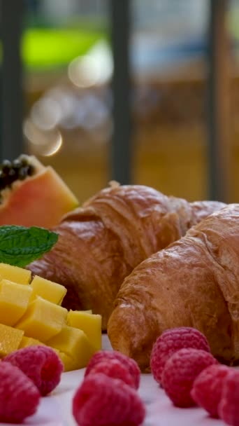 Pequeno Almoço Buffet Pastelaria Fresca Croissants Matinais Crocantes Pequeno Almoço — Vídeo de Stock