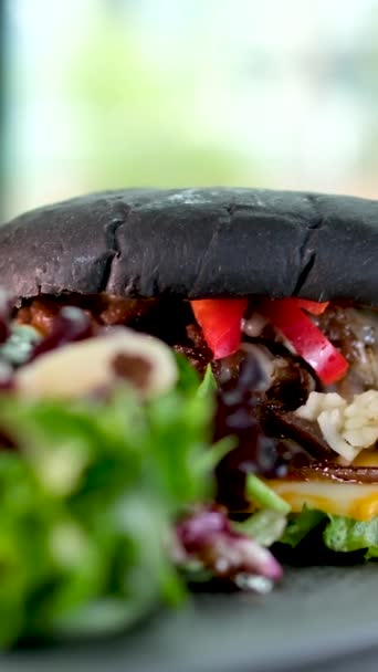 Pão Preto Pão Com Tinta Choco Sanduíche Cheeseburger Hambúrguer Restaurante — Vídeo de Stock