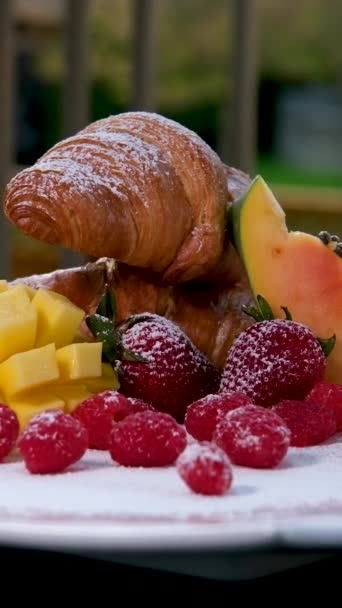 Een Donkere Achtergrond Met Fruit Net Gebakken Croissants Trays Een — Stockvideo