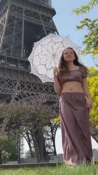 Young Beautiful Girl Blue Dress Sits Eiffel Tower Green Tree — Video