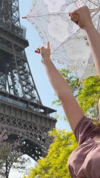 Giovane Bella Ragazza Abito Blu Siede Vicino Alla Torre Eiffel — Video Stock
