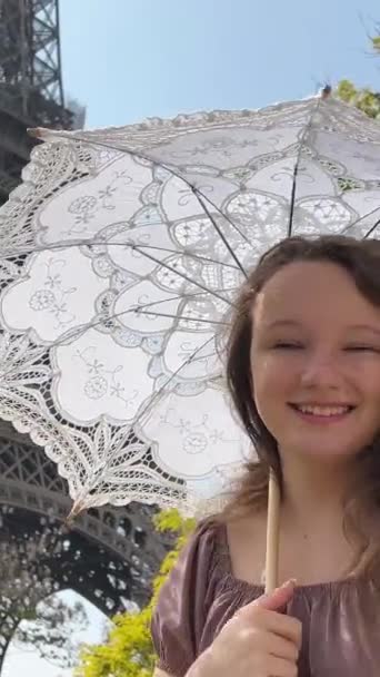 Een Vrolijk Tienermeisje Staat Tegen Achtergrond Van Eiffeltoren Stak Haar — Stockvideo