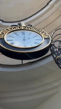 Binadaki saat 14: 00 'ü gösteriyor. Yüksek kaliteli 4K görüntüler Paris 2023