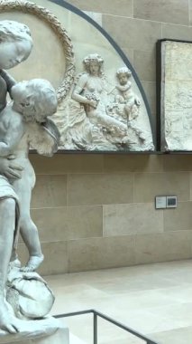 Jean- Baptiste Pigalle 1754 'te Chateau de Bellevue Park Paris bölgesi için kuruldu, bu topluluk Pompadour Markizi' nin Dostluk Heykeli 'ne benziyor. 26.04.23 Paris Fransa