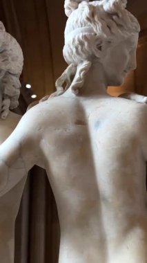 Louvre 'daki üç kızın heykeli beyaz mermerden yapılmış 26.04.23 Paris Fransa. Yüksek kalite 4k görüntü