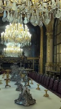 Milos Afrodit Heykeli 'nden beri Louvre' da şık salonlar ya da Milo Napolyon Venüsü 'nde büyük avizeler ve kırmızı koltuklar 26.04.23 Paris Fransa.