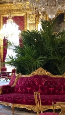 Milos Afrodit Heykeli 'nden beri Louvre' da şık salonlar ya da Milo Napolyon Venüsü 'nde büyük avizeler ve kırmızı koltuklar 26.04.23 Paris Fransa.
