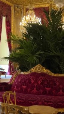 Milos Afrodit Heykeli 'nden beri Louvre' da şık salonlar ya da Milo Napolyon Venüsü 'nde büyük avizeler ve kırmızı koltuklar.