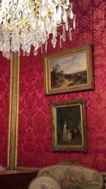 Milos Afrodit Heykeli 'nden beri Louvre' da şık salonlar ya da Milo Napolyon Venüsü 'nde büyük avizeler ve kırmızı koltuklar 26.04.23 Paris Fransa.