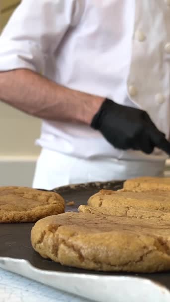 Meurise Delicious Desserts Hands Baker Correct Them Prepare People Buy — Stock Video