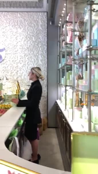 Güzel Fransa Laduree Mağazasından Ünlü Fransız Makarnaları Ahşap Arka Planda — Stok video
