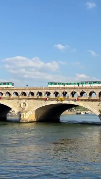橋や空と川の旅行や静けさを背景に電車 高品質4K映像 — ストック動画