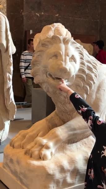Скульптура Льва Реальных Маленьких Девочек Играющих Сующих Пальцы Рот Paris — стоковое видео