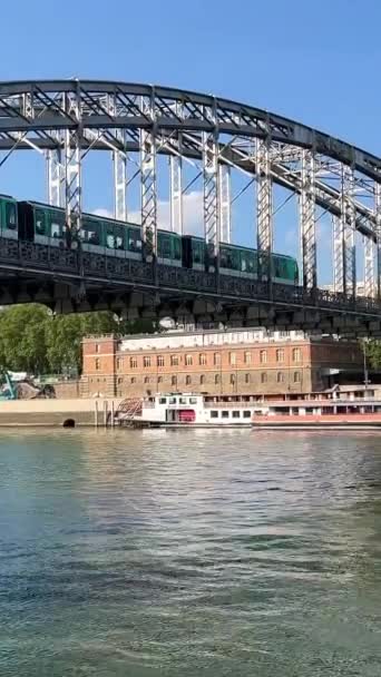 橋や空と川の旅行や静けさを背景に電車 高品質4K映像2023パリ — ストック動画