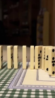 Domino oynayan bir kızın elleri ve domino oynayan bir adamın elleri. Yüksek kalite 4k görüntü