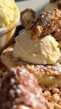 Bozukluklu dondurma ve beyaz tabakta çikolata kızların elini döndürür. Yüksek kalite 4k görüntü