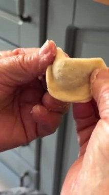 Büyükanne 80 yıldır aşkla köfte hazırlıyor. Ailenin koruyucusu, beyaz bir eşarp takıyor ve mavi bir ceket giyiyor. Mutfakta oturuyor ve meyveli börek ve meyveli börek yapıyor.