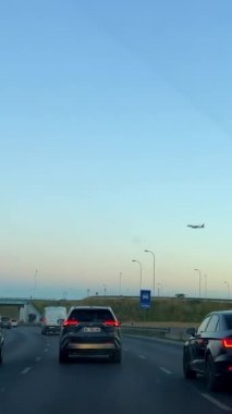 Varşova 'daki otoyolu takip eden bir araba olmadan ve yere inen bir uçak görünmeden. Yüksek kalite 4k görüntü 24.06.2022
